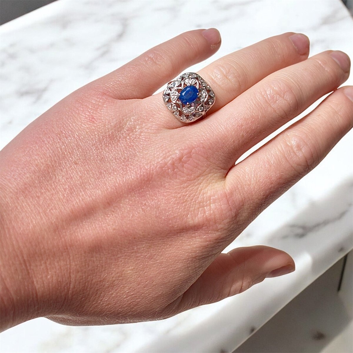 Bague en or blanc, saphir et diamants - Castafiore