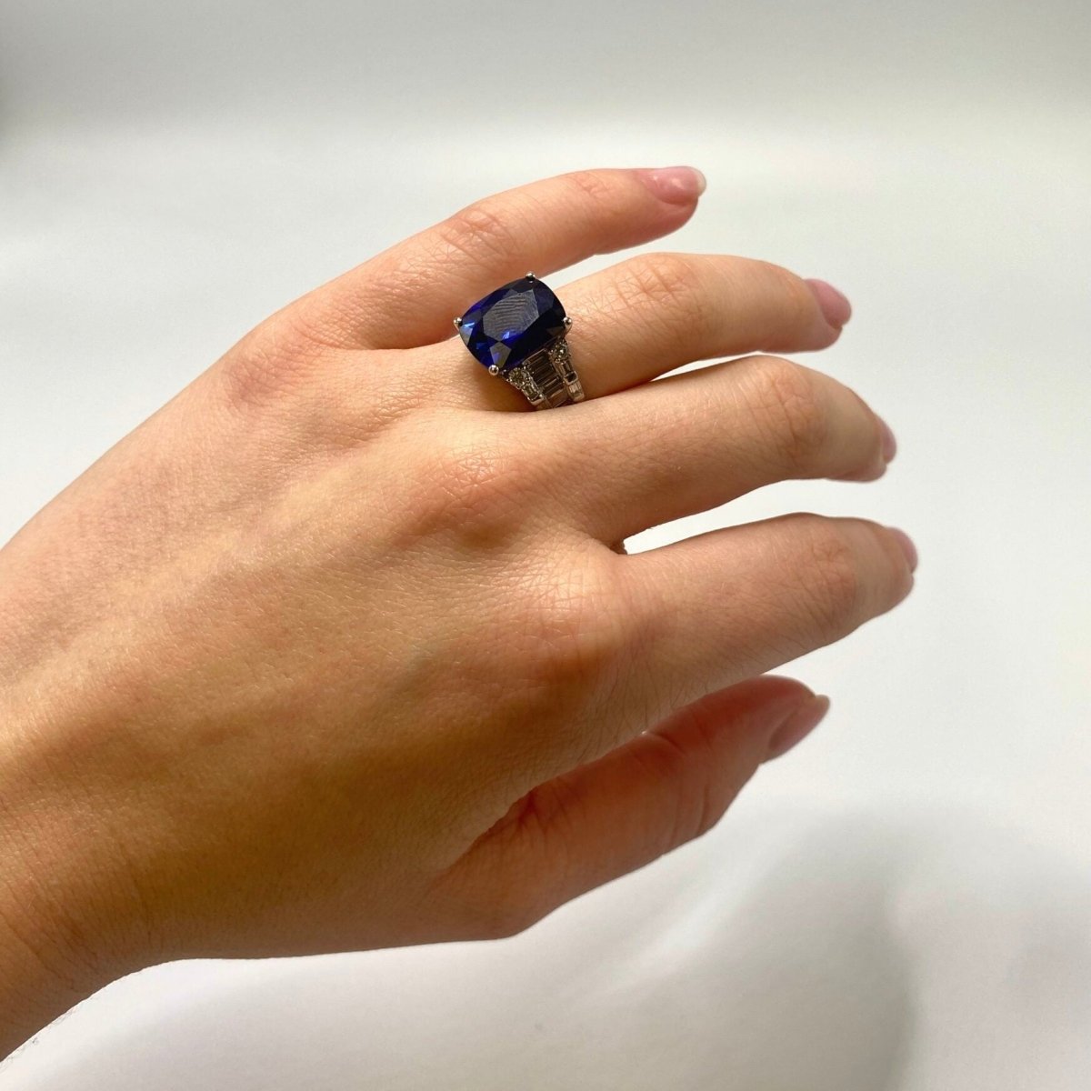 Bague en or blanc, saphir et diamants - Castafiore