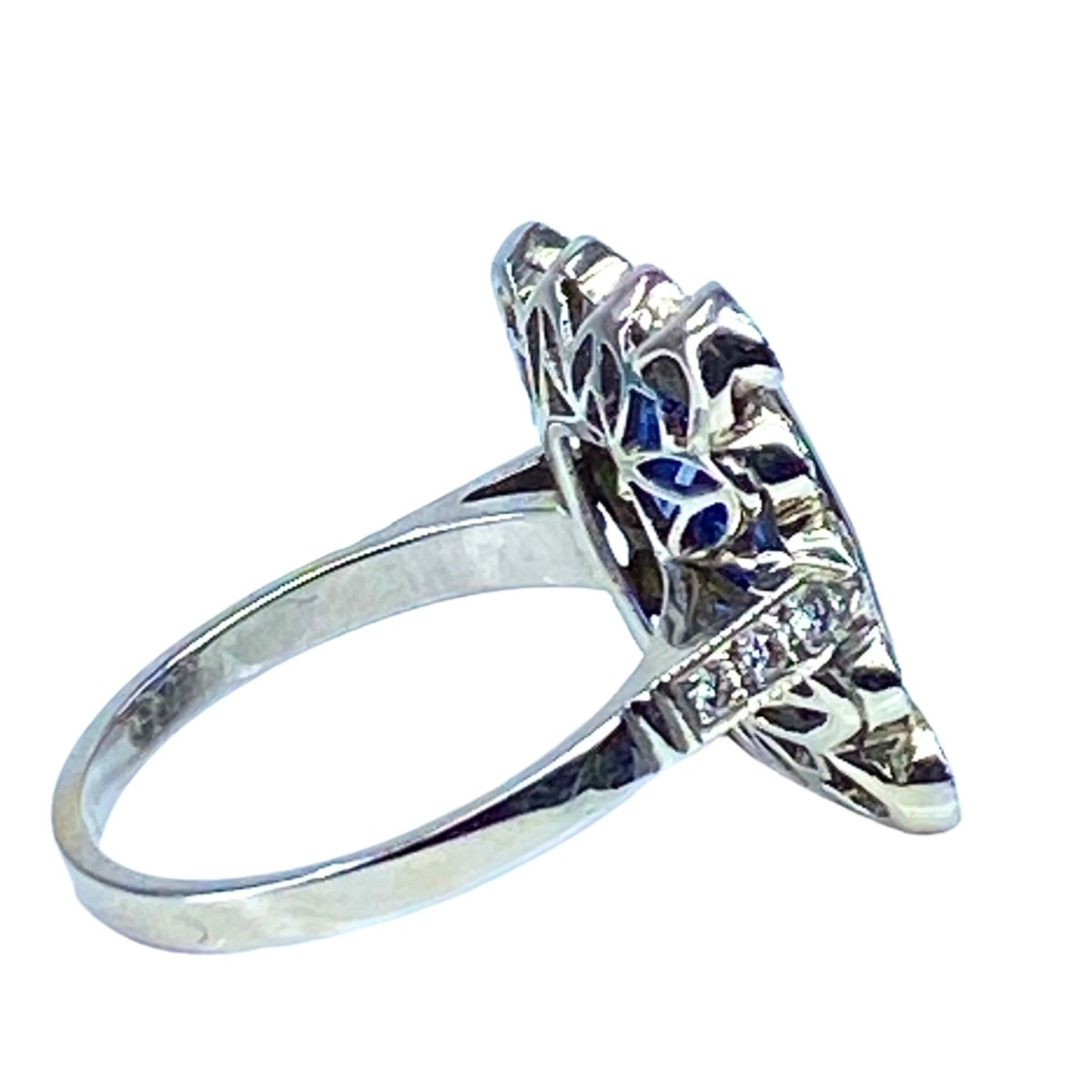 Bague en or blanc, saphir et diamants - Castafiore