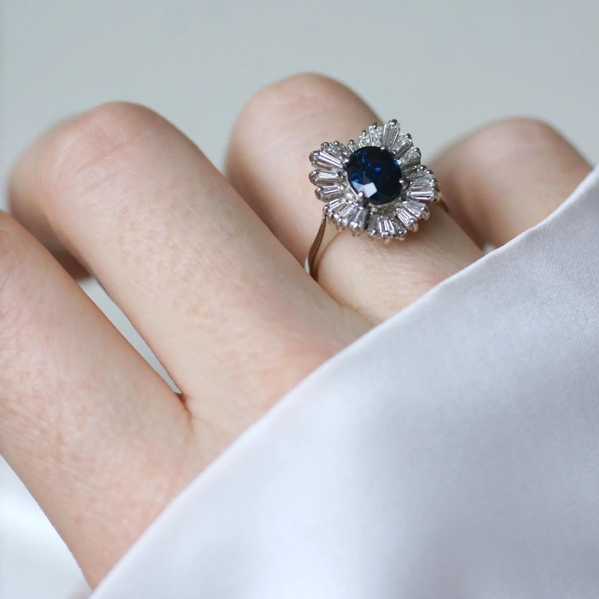 Bague en or blanc, saphir et diamants - Castafiore