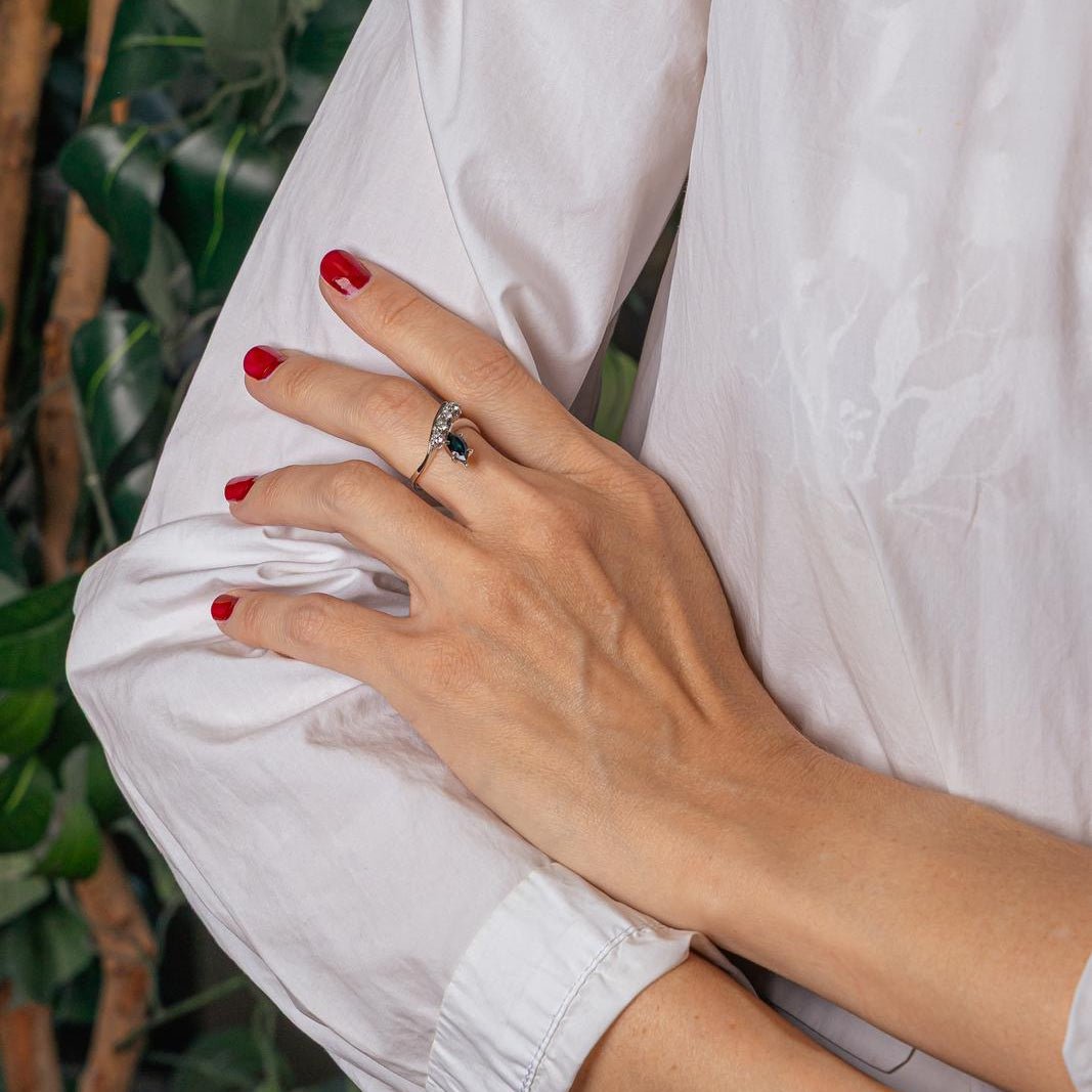 Bague en or blanc, saphir et diamants - Castafiore