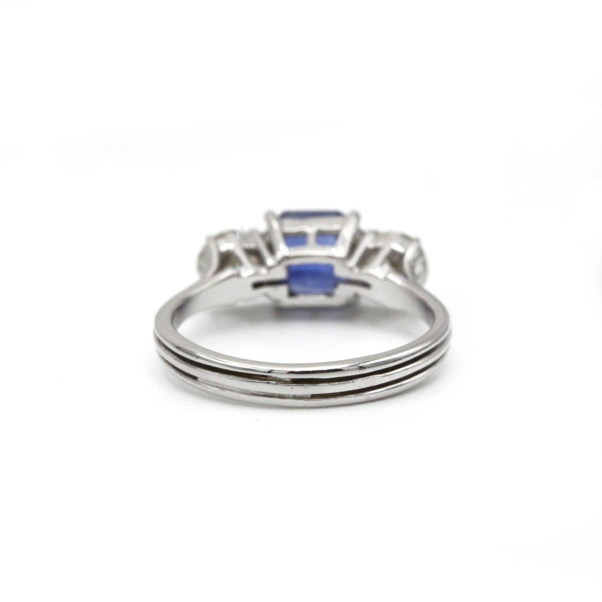 Bague en or blanc, saphir et diamants - Castafiore