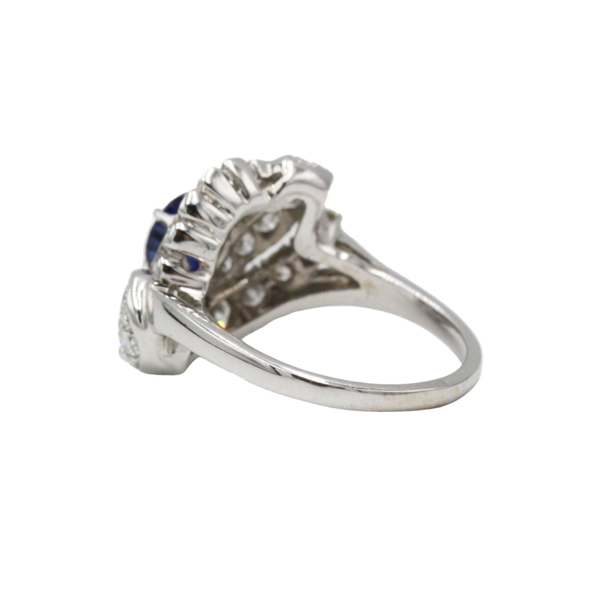 Bague en or blanc, saphir et diamants - Castafiore
