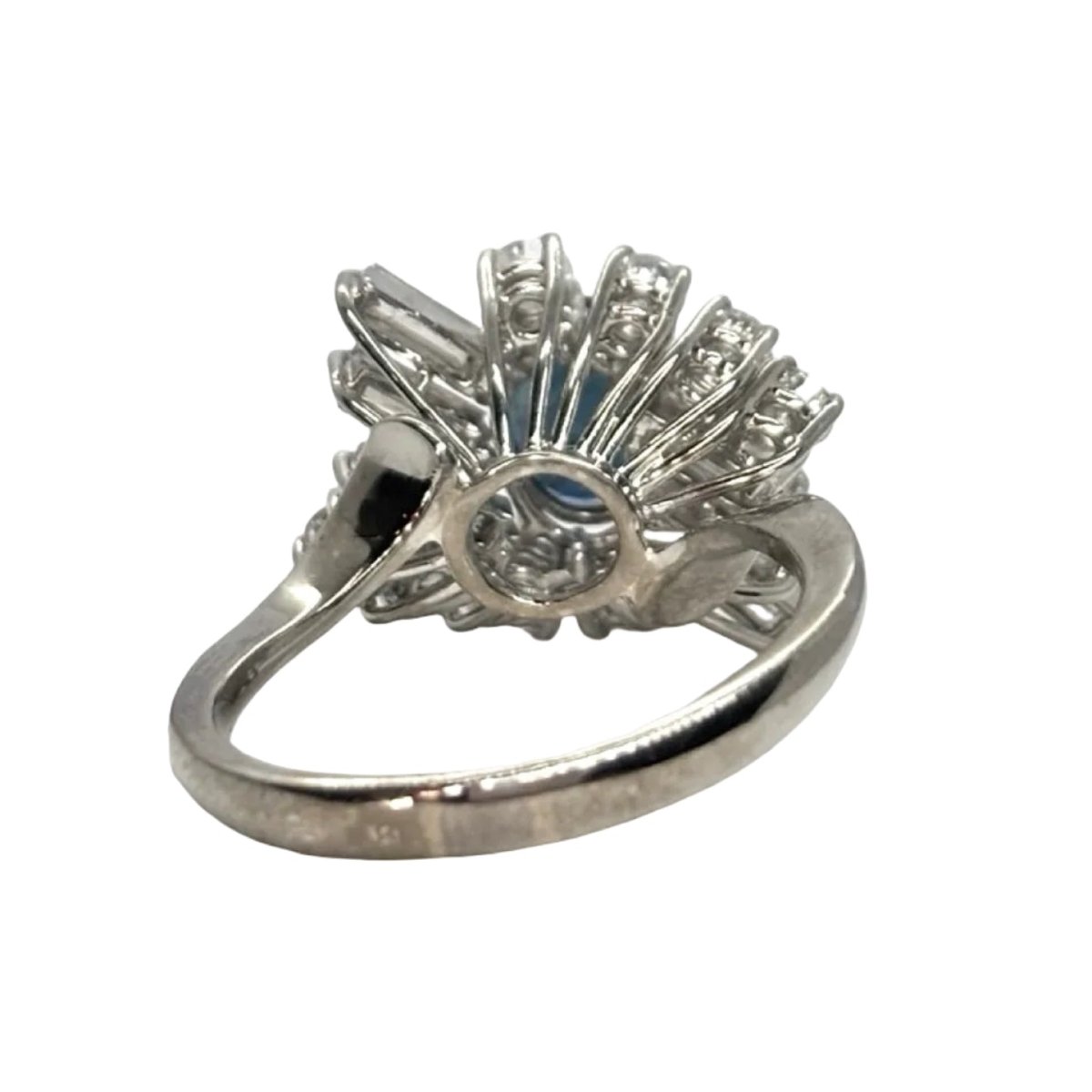 Bague en or blanc, saphir, et diamants - Castafiore