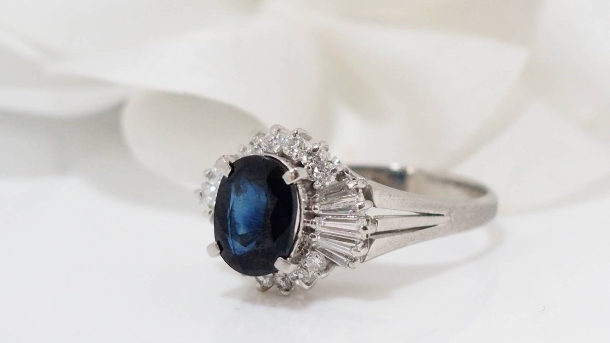 Bague en or blanc, saphir ovale et diamants - Castafiore