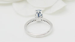 Bague en or blanc, saphir ovale et diamants - Castafiore