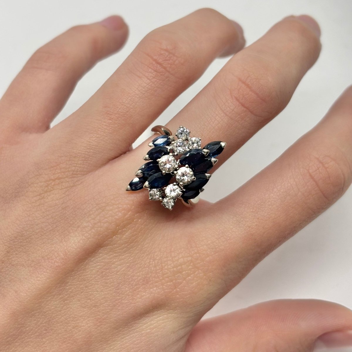 Bague en or blanc, saphirs, et diamants - Castafiore