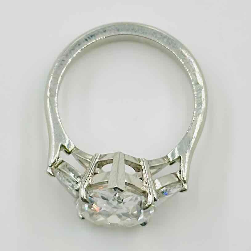 Bague en or blanc sertie d'un diamant poire - Castafiore