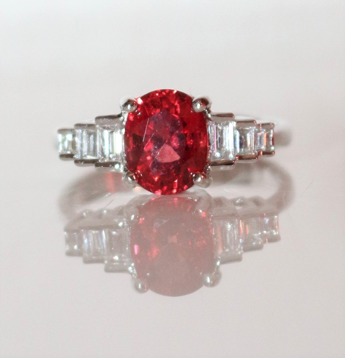 Bague en or blanc, spinelle, et diamants - Castafiore