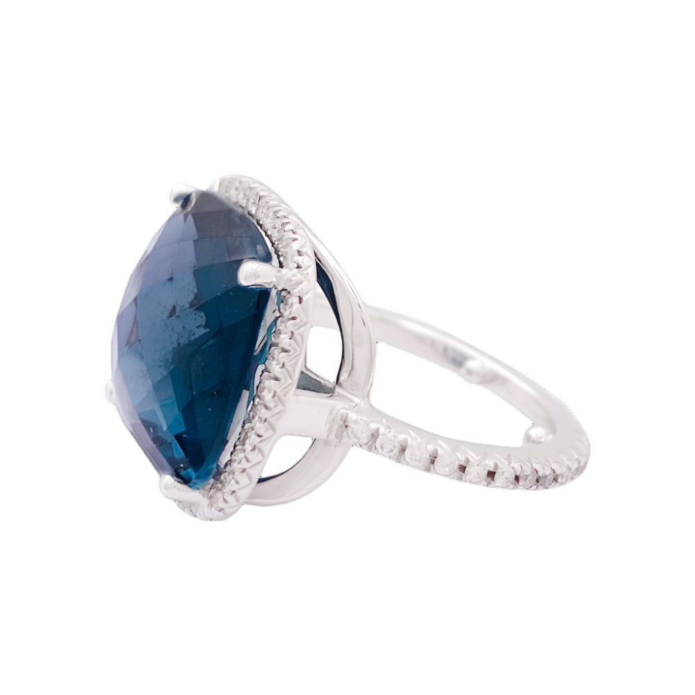 Bague en or blanc, topaze bleue et diamants - Castafiore