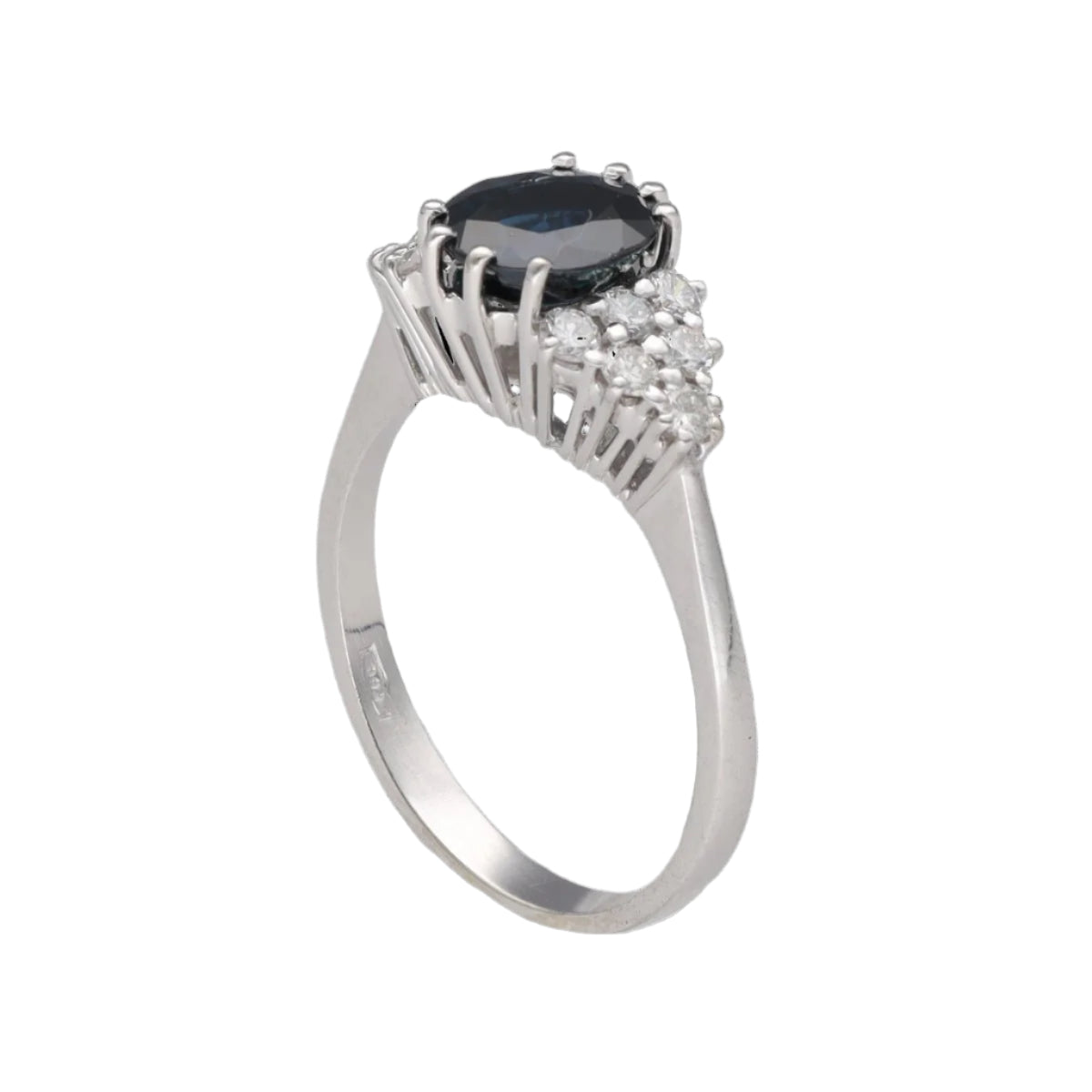 Bague en or gris 18 Cts avec un saphir de 1,70 Cts et 0,25 Cts de diamants brillants. Taille 55 - Castafiore