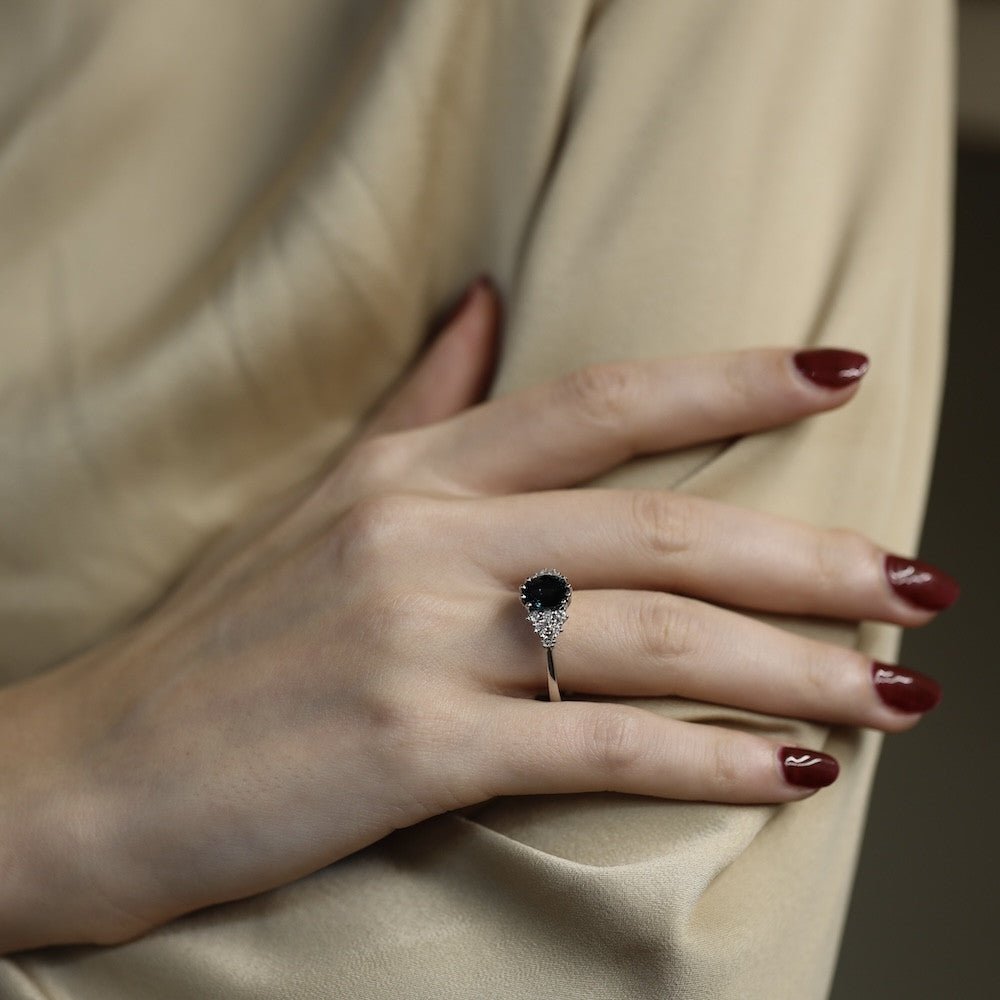 Bague en or gris 18 Cts avec un saphir de 1,70 Cts et 0,25 Cts de diamants brillants. Taille 55 - Castafiore