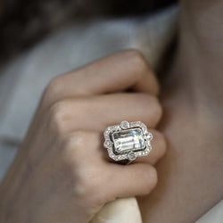 Bague en or gris 18 Cts vers 1970 avec aigue marine de 5,0 Cts et diamants taille ancienne . Taille 55. - Castafiore