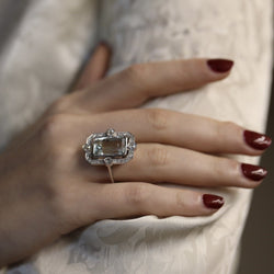 Bague en or gris 18 Cts vers 1970 avec aigue marine de 5,0 Cts et diamants taille ancienne . Taille 55. - Castafiore