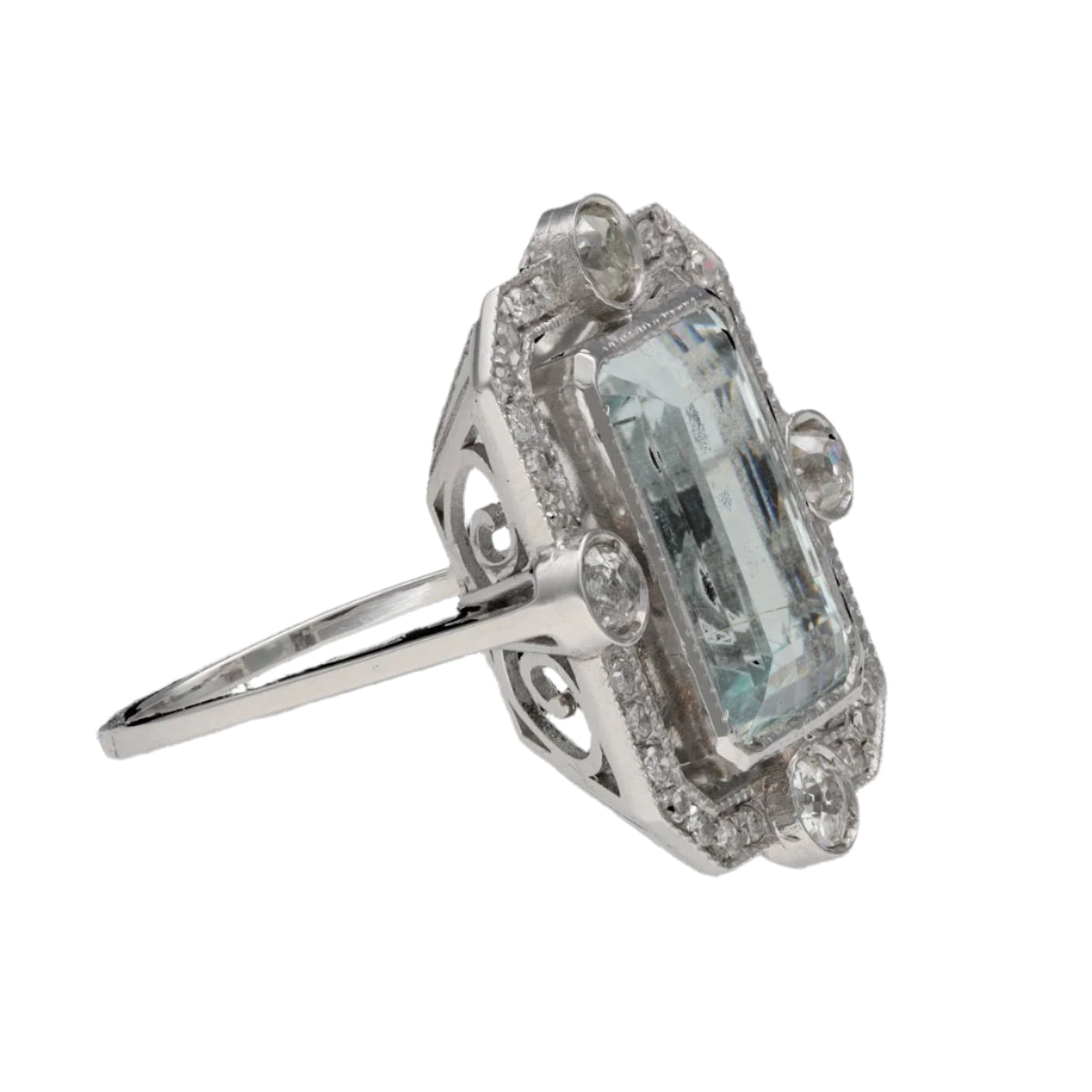 Bague en or gris 18 Cts vers 1970 avec aigue marine de 5,0 Cts et diamants taille ancienne . Taille 55. - Castafiore