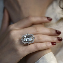 Bague en or gris 18 Cts vers 1970 avec aigue marine de 5,0 Cts et diamants taille ancienne . Taille 55. - Castafiore