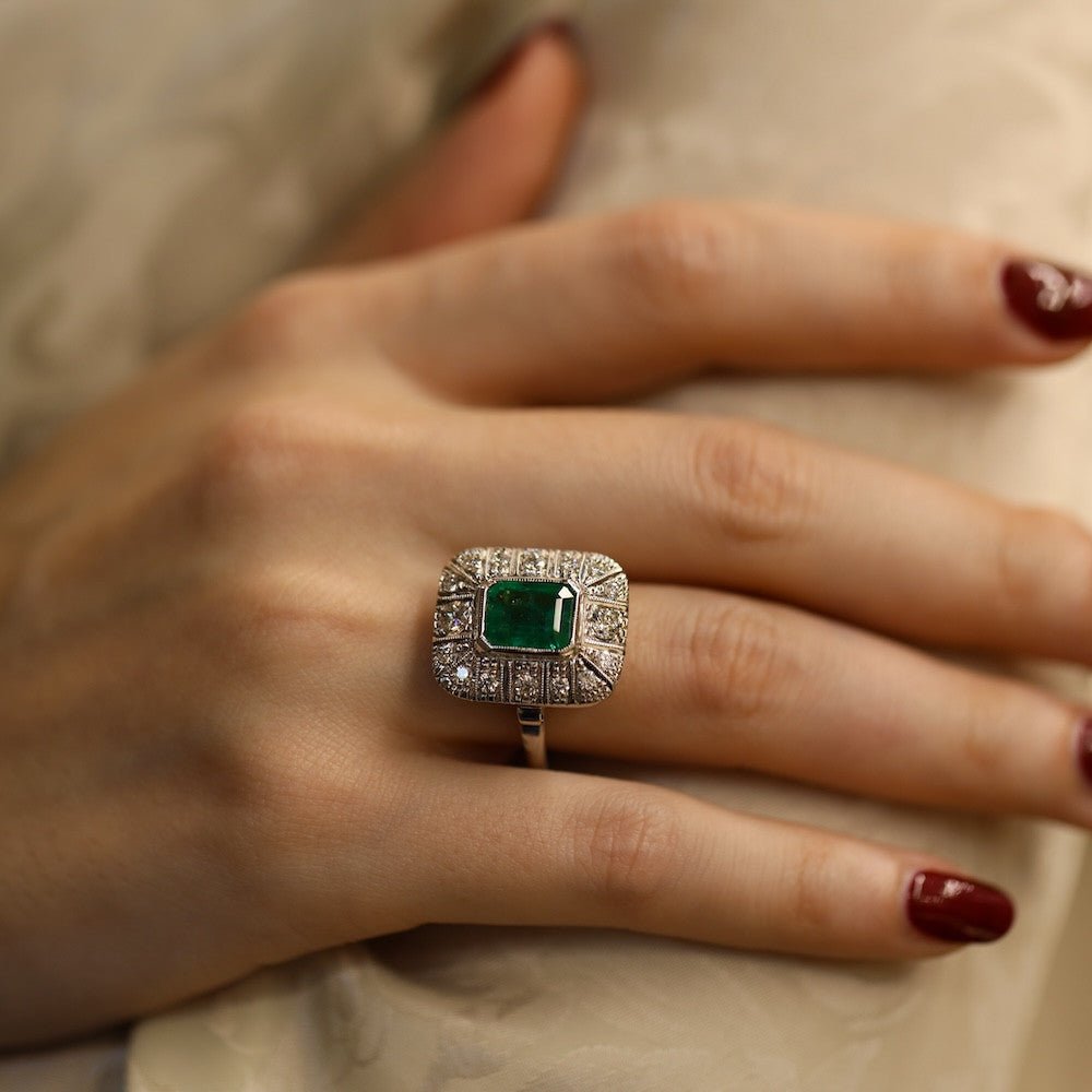 Bague en or gris 18k avec emeraude de 1,50 cts et diamants taille ancienne vers 1970. Taille 56. - Castafiore