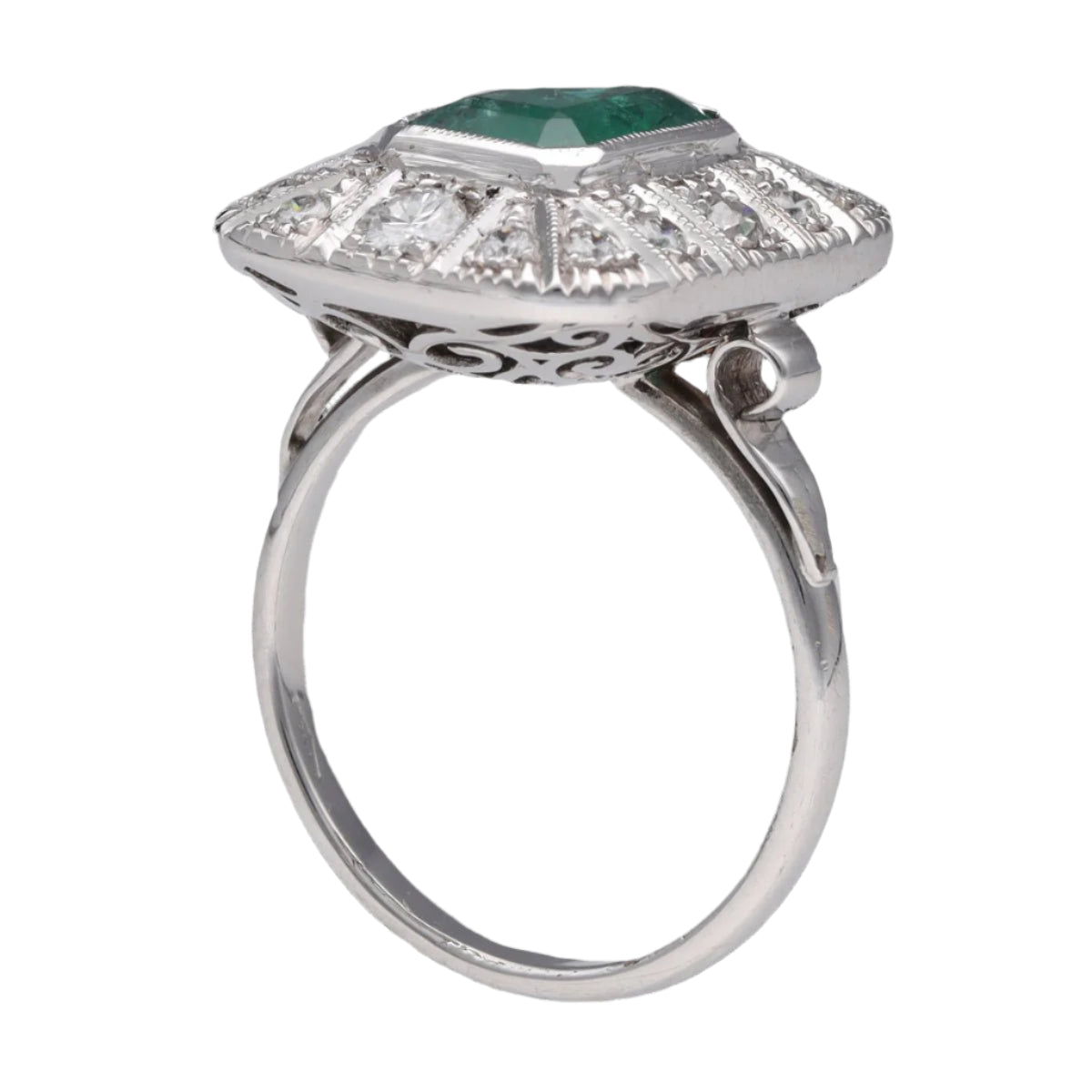 Bague en or gris 18k avec emeraude de 1,50 cts et diamants taille ancienne vers 1970. Taille 56. - Castafiore