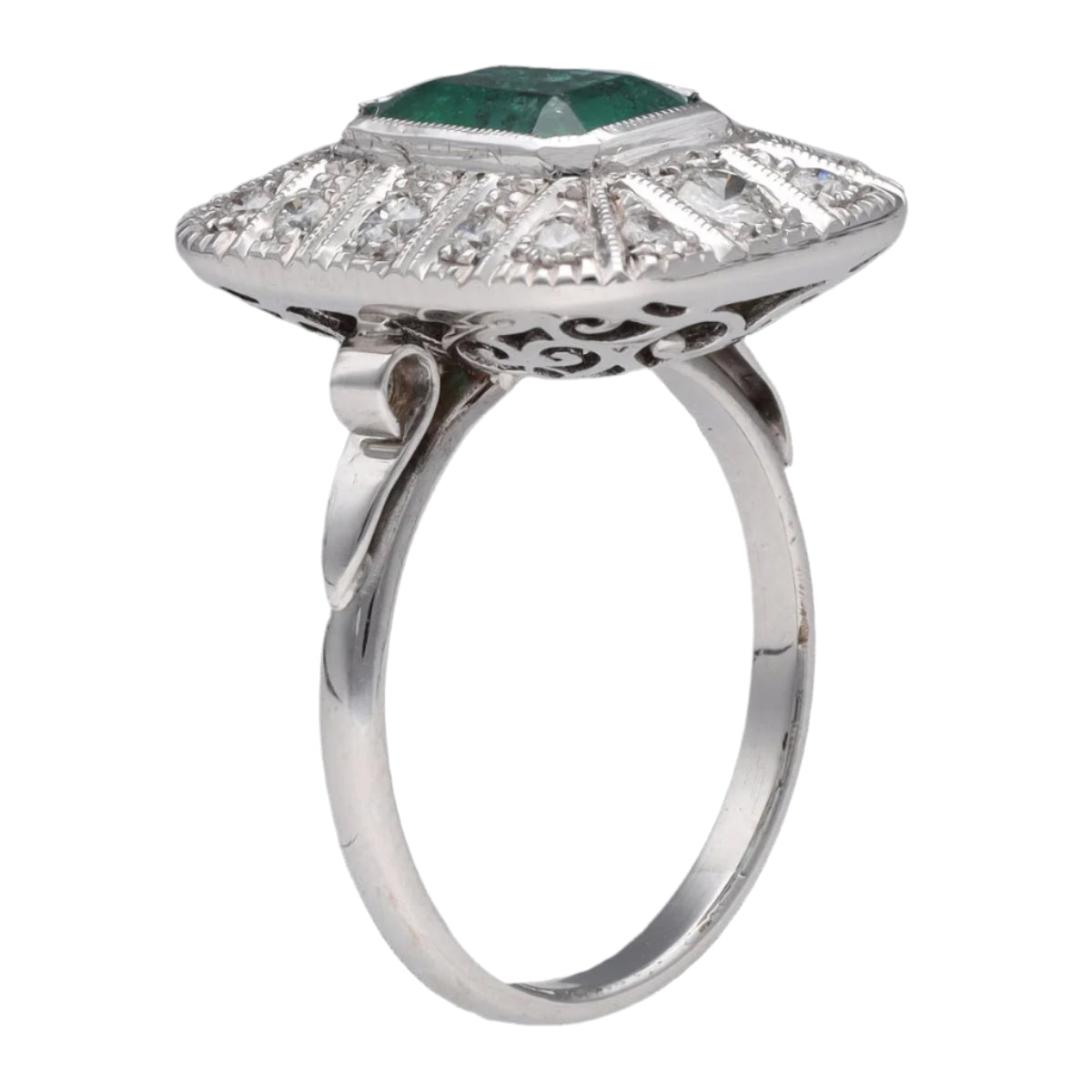 Bague en or gris 18k avec emeraude de 1,50 cts et diamants taille ancienne vers 1970. Taille 56. - Castafiore