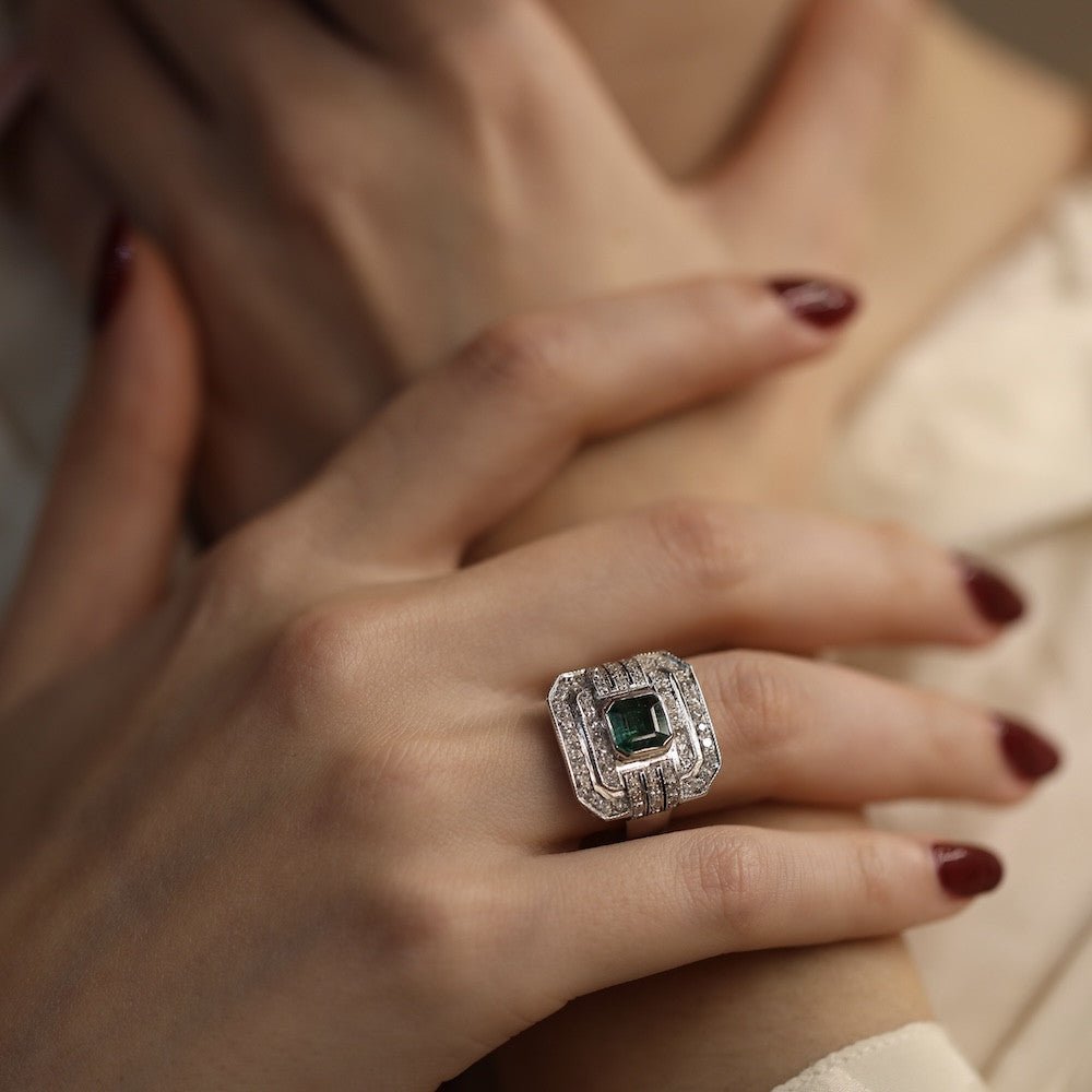 Bague en or gris 18k avec emeraude et diamants taille ancienne vers 1970. Taille 56. - Castafiore