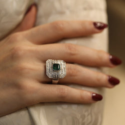 Bague en or gris 18k avec emeraude et diamants taille ancienne vers 1970. Taille 56. - Castafiore