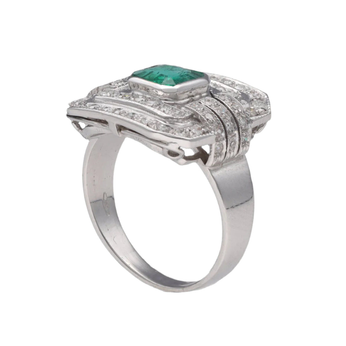 Bague en or gris 18k avec emeraude et diamants taille ancienne vers 1970. Taille 56. - Castafiore