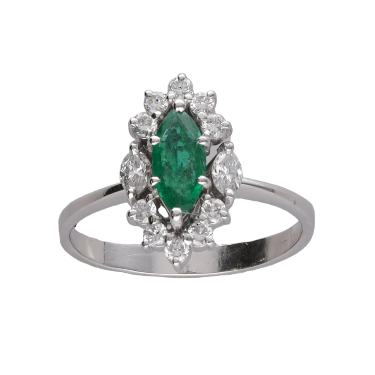 Bague en or gris 18k avec emeraude marquise et diamants brillants vers 2000. Taille 53. - Castafiore