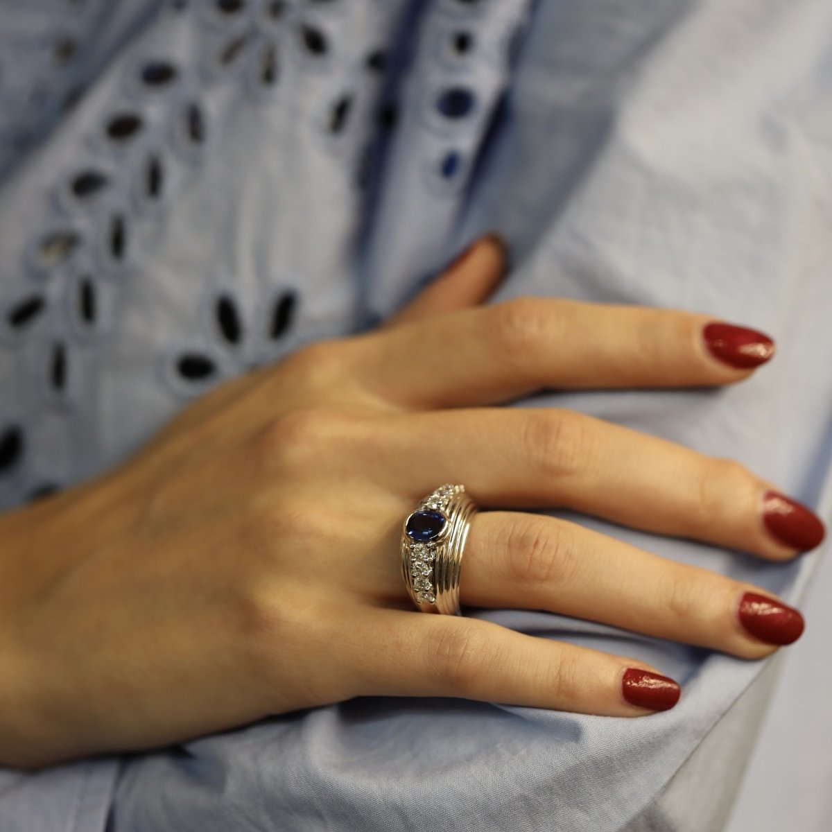 Bague en or gris 18k vers 1965 avec Saphir de Ceylan et Diamants - Castafiore