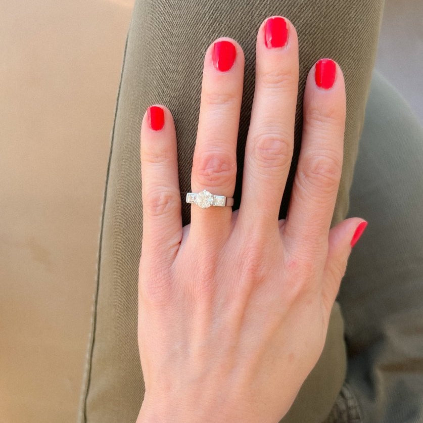 Bague en or gris centrée d’un diamant taille moderne - Castafiore