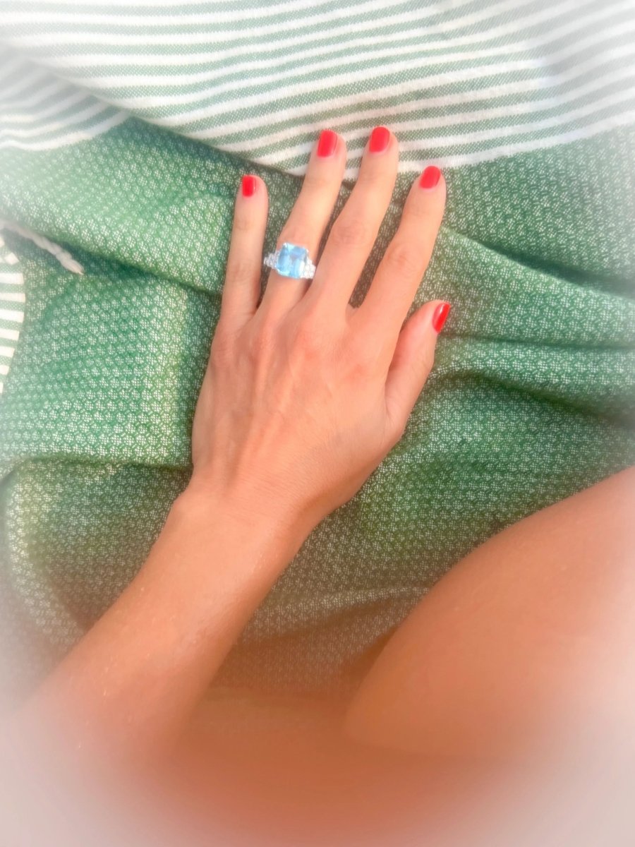 Bague en or gris et aigue - marine - Castafiore