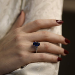 Bague en or gris, saphir et diamants - Castafiore