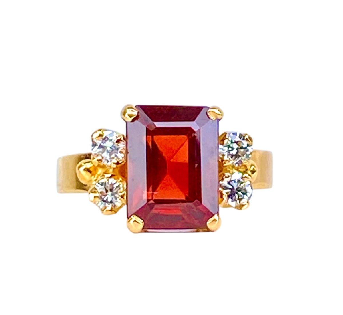 Bague en or jaune 18 carats , grenat et diamants - Castafiore