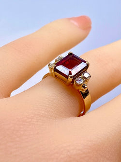 Bague en or jaune 18 carats , grenat et diamants - Castafiore
