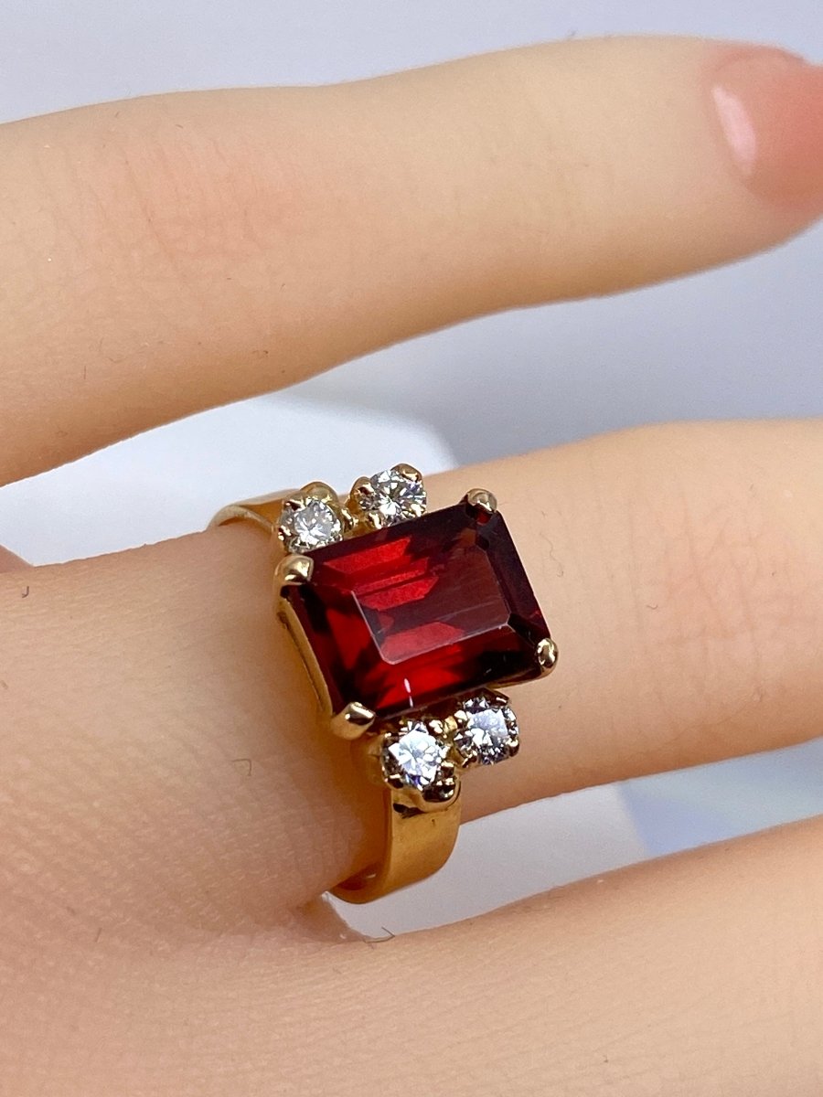 Bague en or jaune 18 carats , grenat et diamants - Castafiore