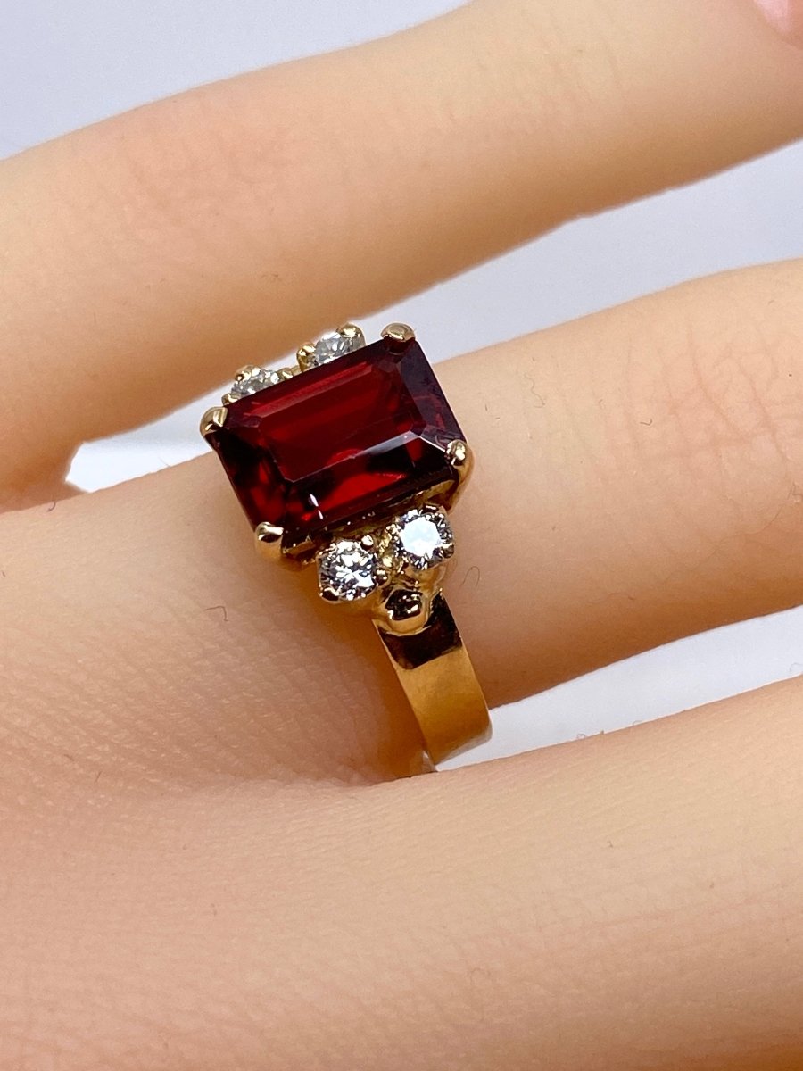 Bague en or jaune 18 carats , grenat et diamants - Castafiore