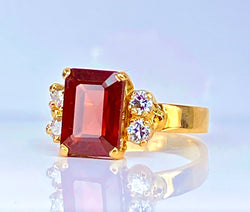 Bague en or jaune 18 carats , grenat et diamants - Castafiore