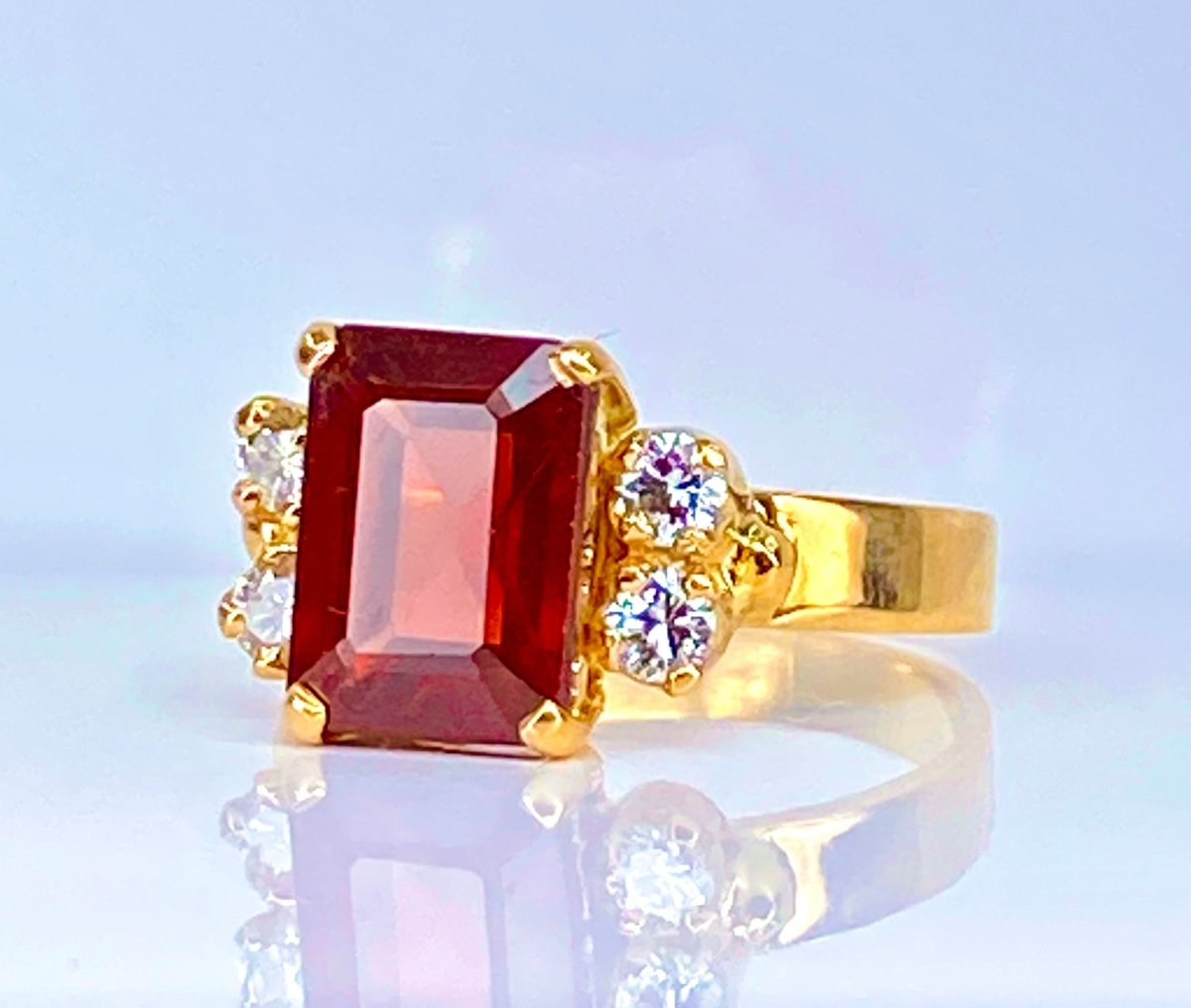 Bague en or jaune 18 carats , grenat et diamants - Castafiore