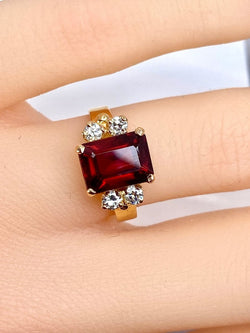 Bague en or jaune 18 carats , grenat et diamants - Castafiore