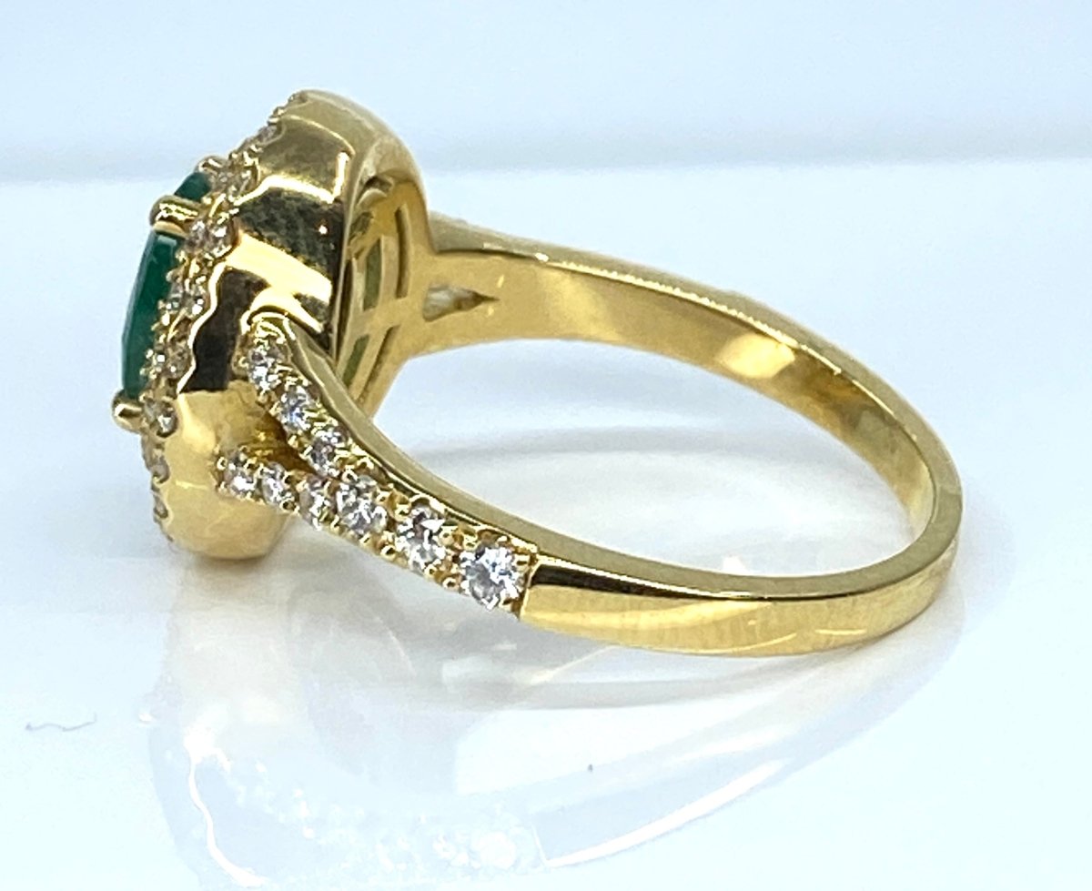 Bague en or jaune 18 carats ornée d’une émeraude et diamants - Castafiore