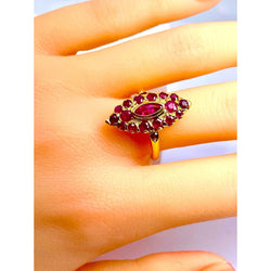 Bague en or jaune 18 carats pavée de rubis. - Castafiore