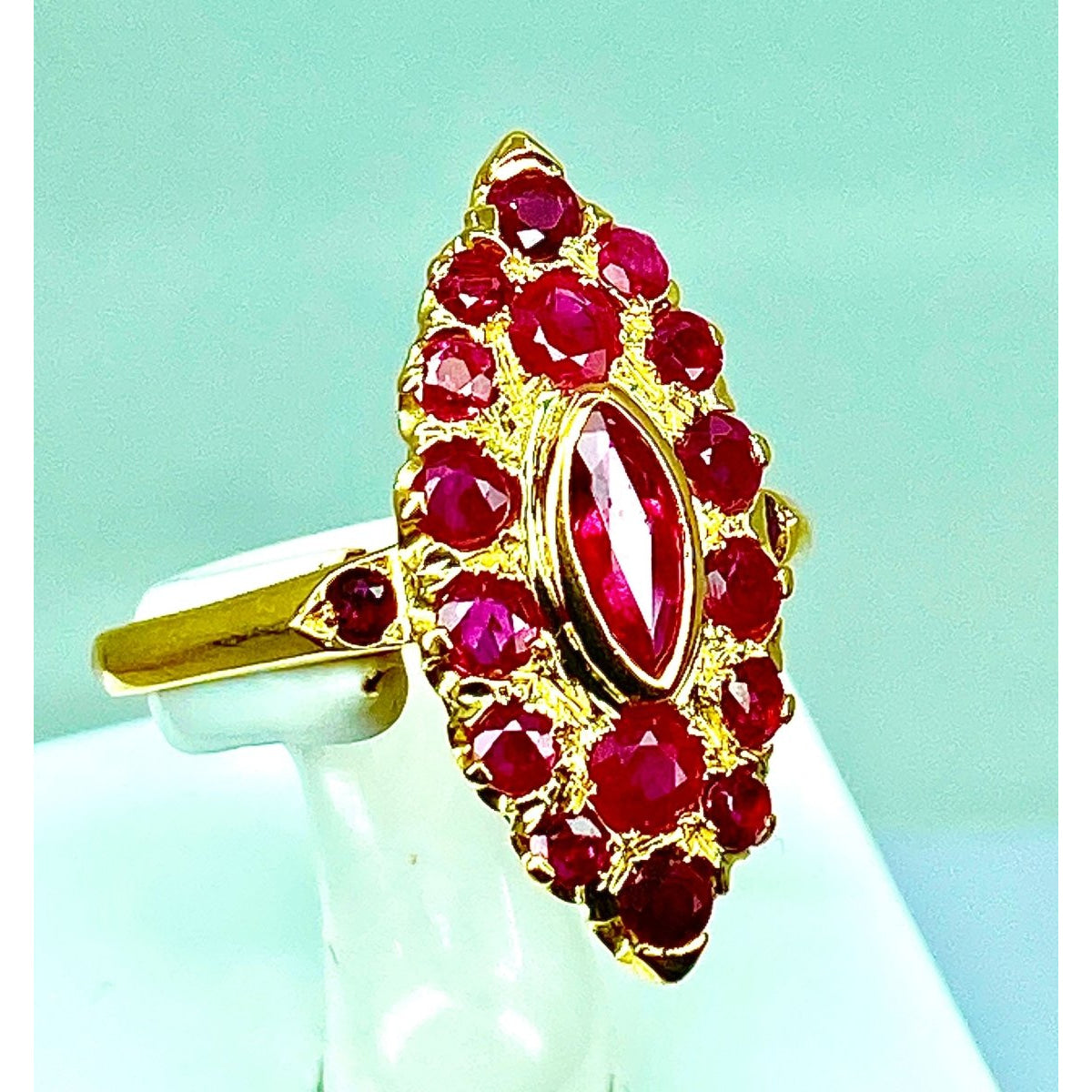 Bague en or jaune 18 carats pavée de rubis. - Castafiore