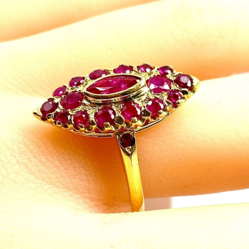Bague en or jaune 18 carats pavée de rubis. - Castafiore