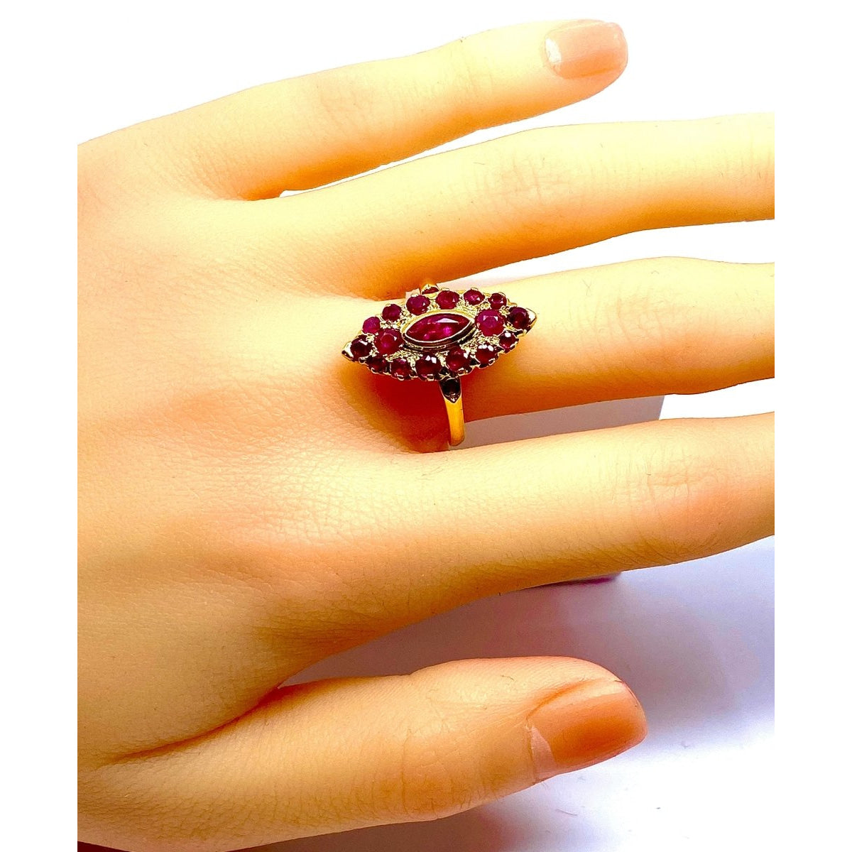 Bague en or jaune 18 carats pavée de rubis. - Castafiore