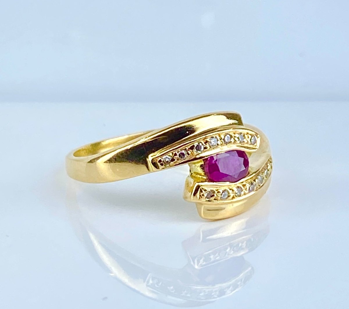 Bague en or jaune 18 carats, rubis et diamants - Castafiore