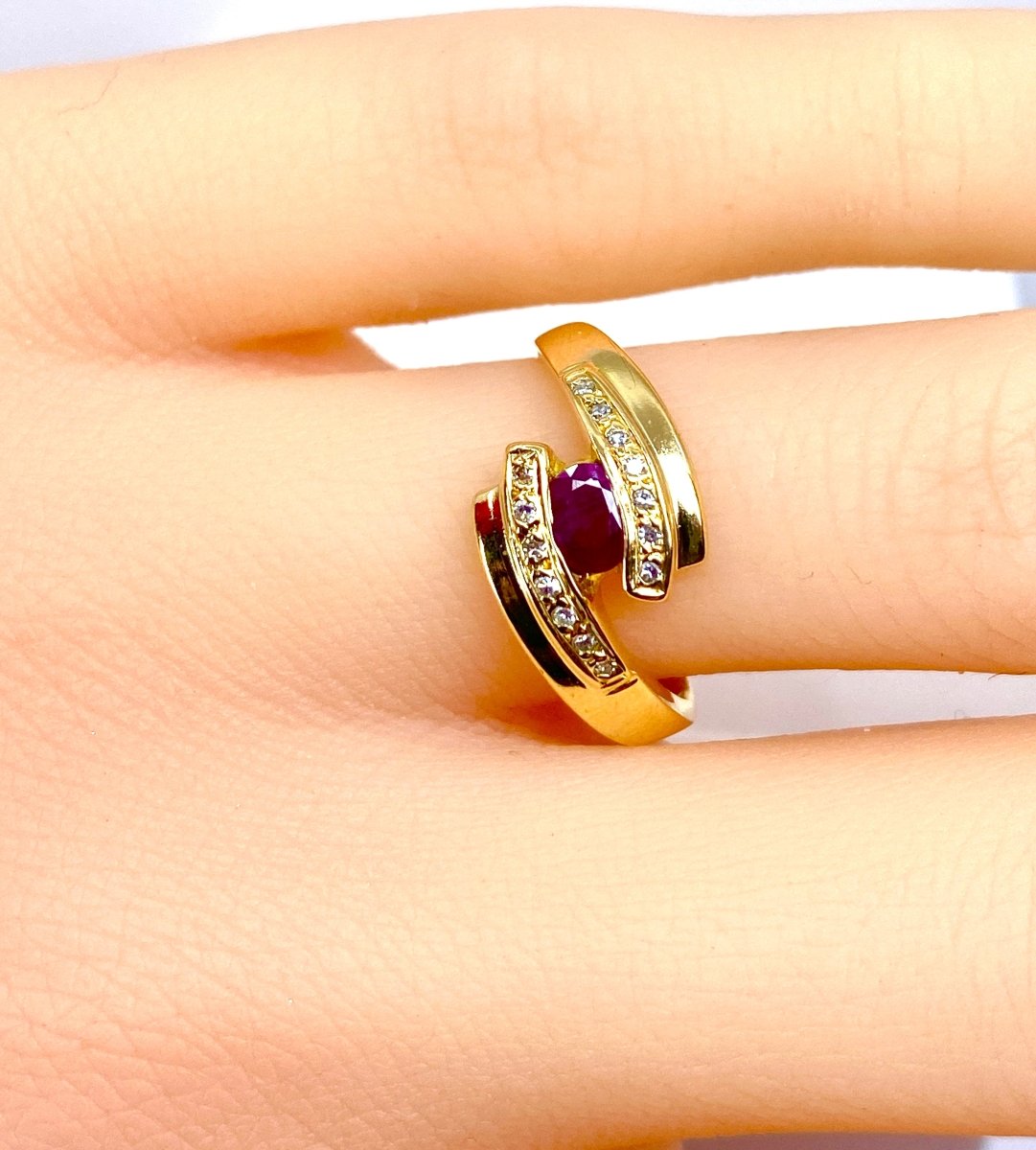 Bague en or jaune 18 carats, rubis et diamants - Castafiore