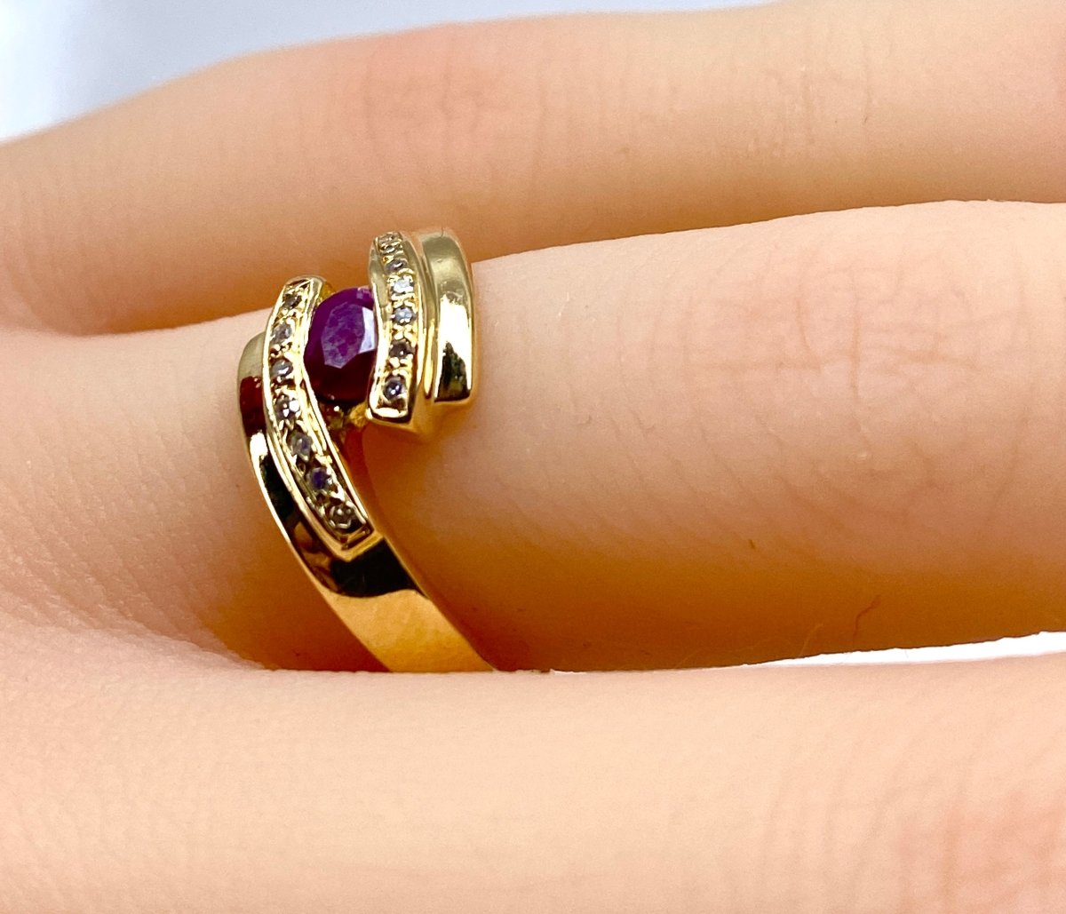 Bague en or jaune 18 carats, rubis et diamants - Castafiore