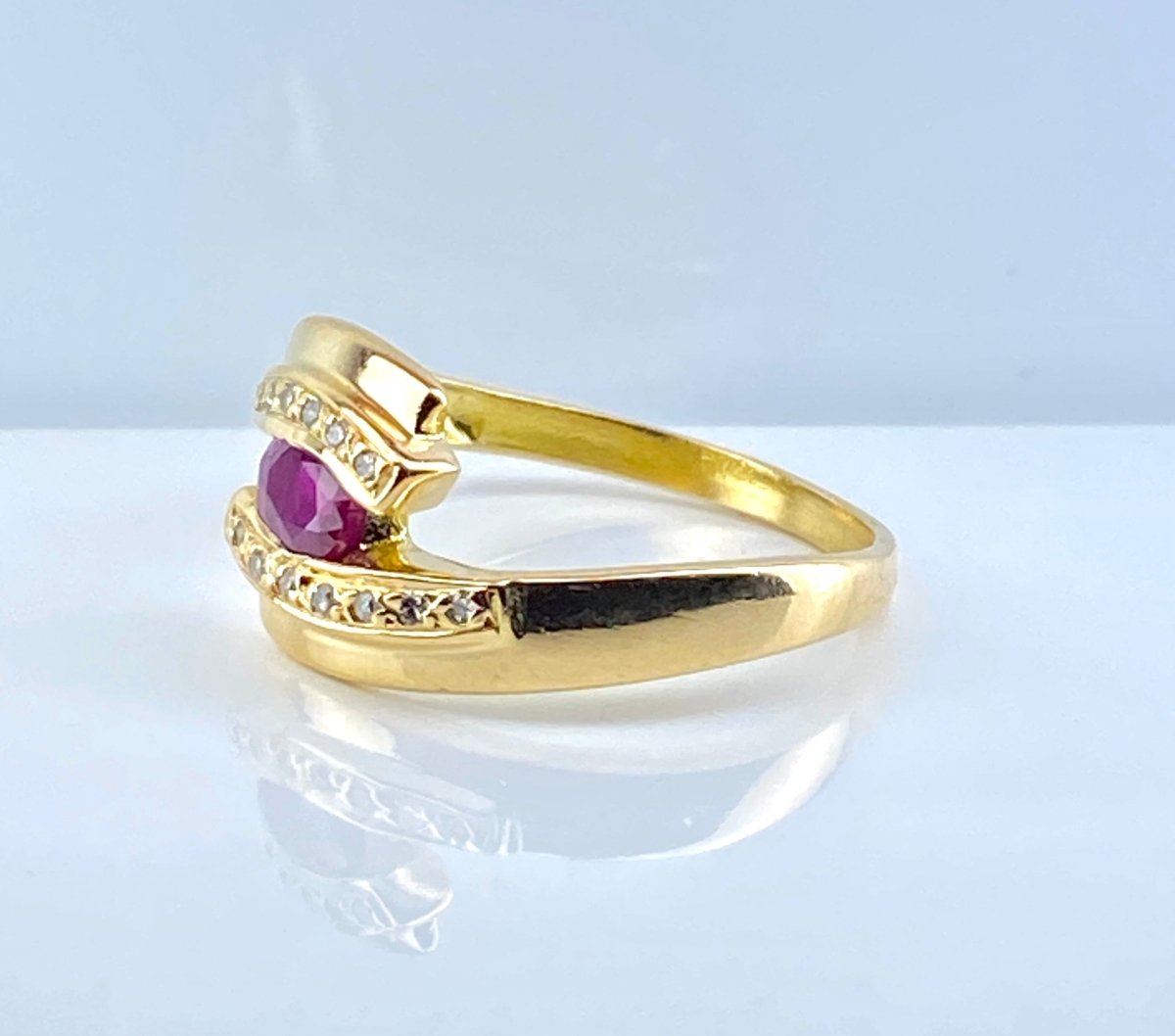 Bague en or jaune 18 carats, rubis et diamants - Castafiore