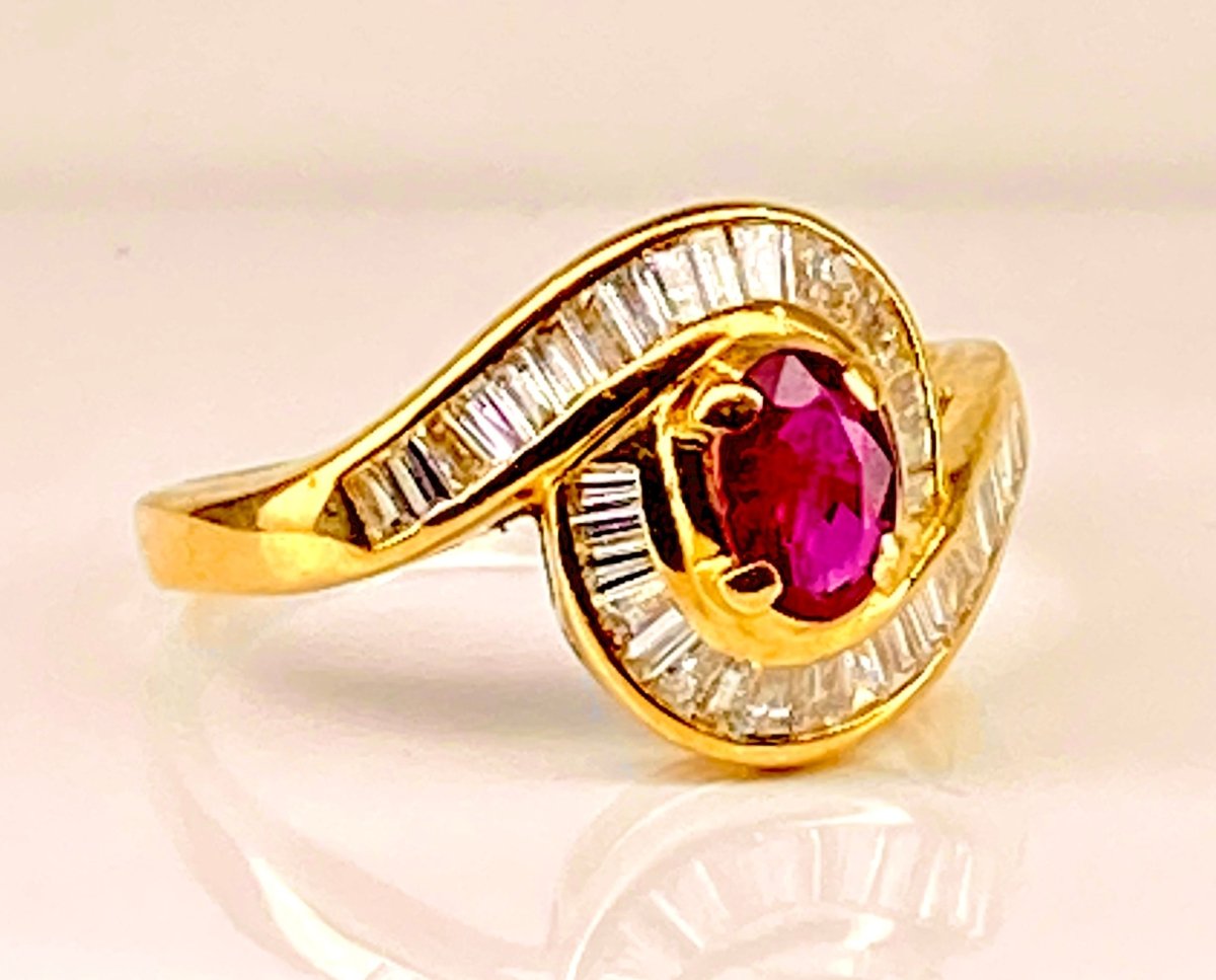 Bague en or jaune 18 carats, rubis et diamants baguettes - Castafiore