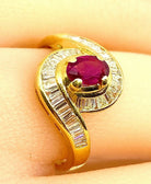 Bague en or jaune 18 carats, rubis et diamants baguettes - Castafiore