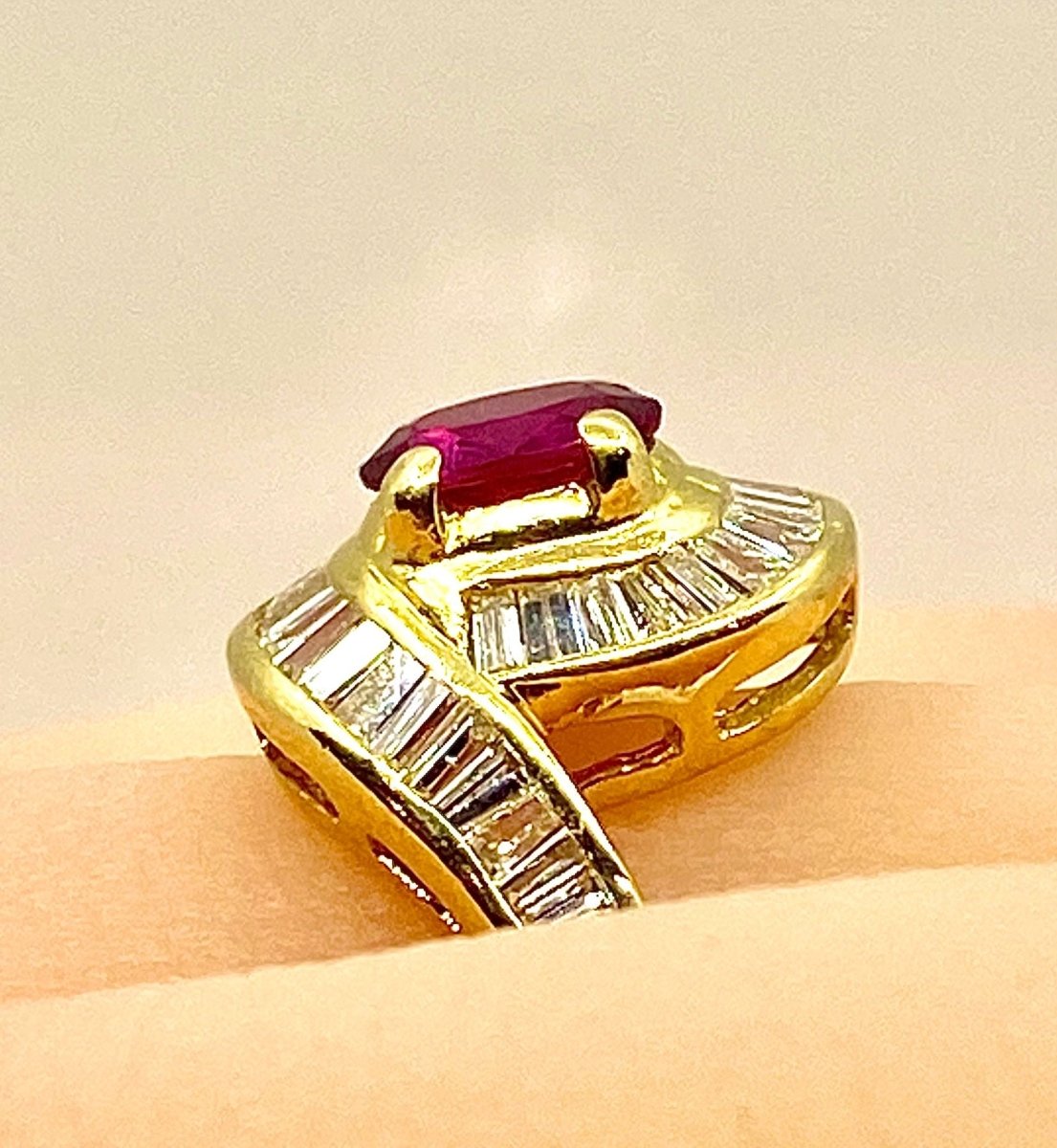 Bague en or jaune 18 carats, rubis et diamants baguettes - Castafiore